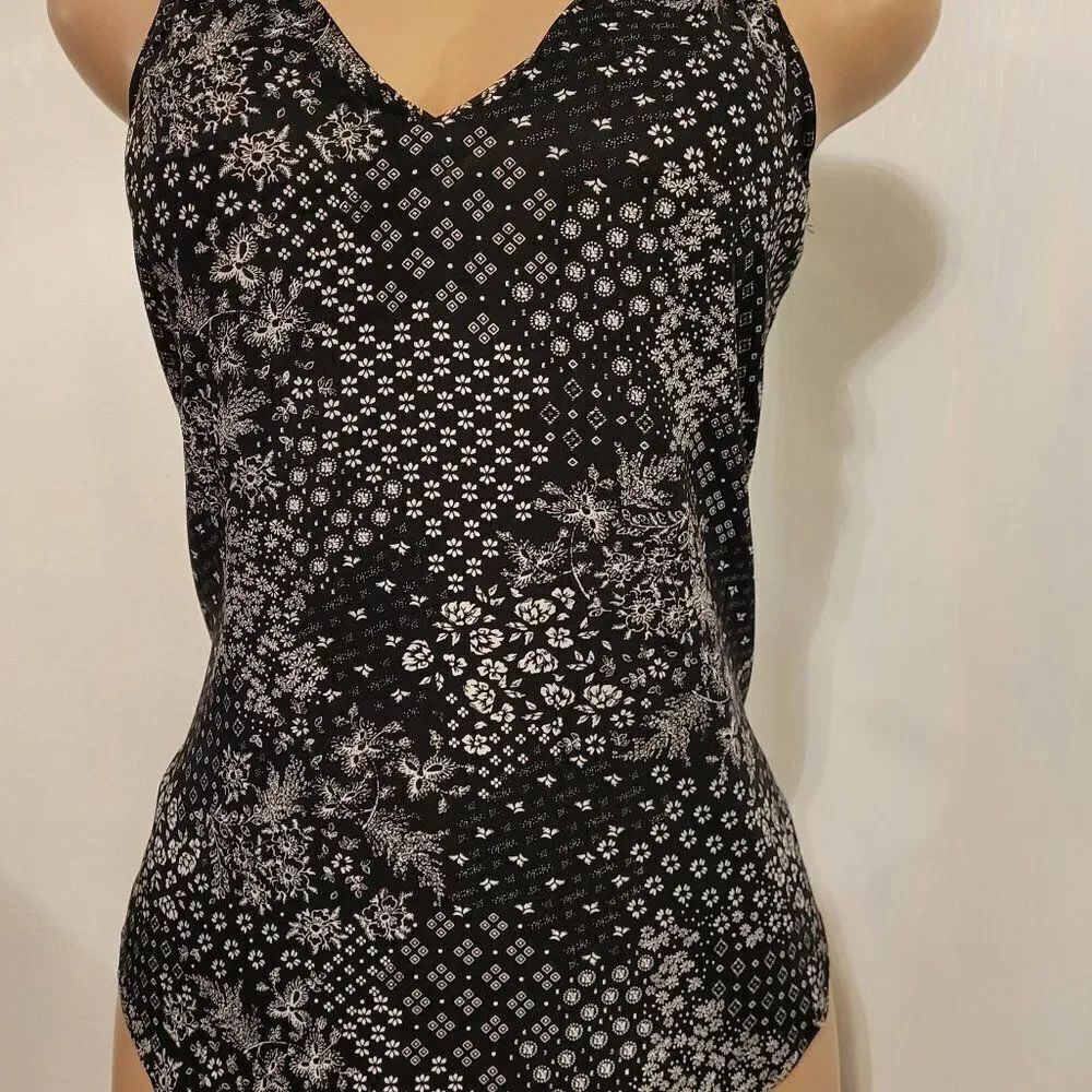 BLACK/WHITE OLD NAVY TOP